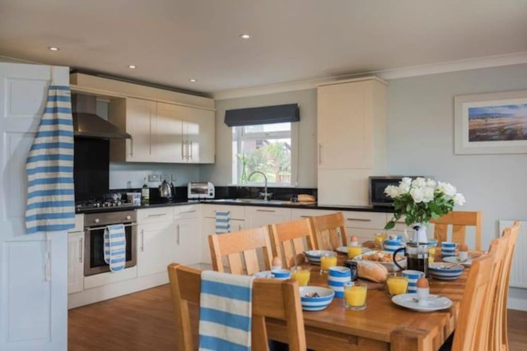 Retallack Resort 4 Bedroom Lodge - Hot Tub For Hire On Request -Pool & Spa Padstow Exterior photo